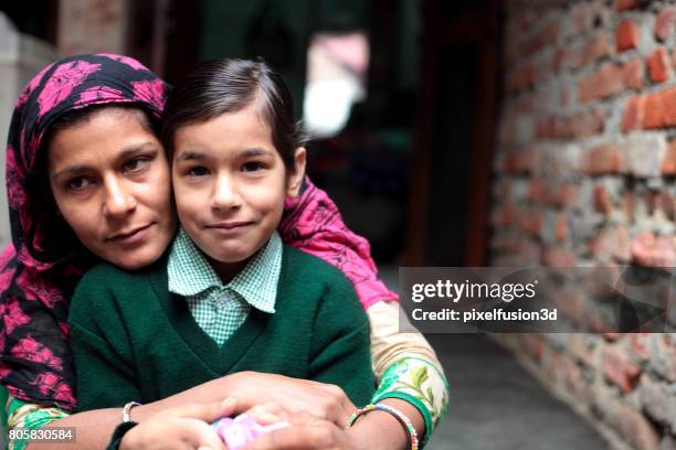 mother and daughter - single mother poor stock pictures, royalty-free photos & images