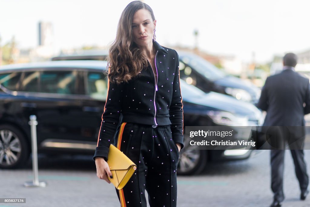 Street Style - Paris Fashion Week - Haute Couture Fall/Winter 2017-2018 : Day one