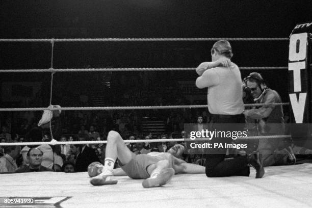 Referee Octavio Meyran counts out Pat Cowdell, as Azumah Nelson successfully defended his WBC featherweight title in the first round.