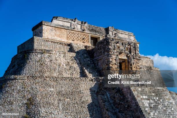 view of pyramid of the magician in uxmal yucatan ruinas - uxmal fotografías e imágenes de stock