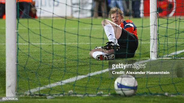 Oliver Kahn, keeper of Bayern Munich, looks on after receiving the second goal during the UEFA Cup quarter final second leg match between CF Getafe...
