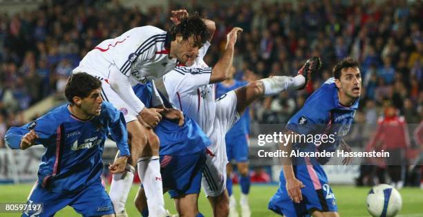 Luca Toni of Bayern Munich scores the winning goal during the UEFA Cup quarter final second leg match between CF Getafe and Bayern Munich at the...