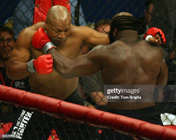 Kimbo Slice traps Ray Mercer against the side of the cage and hits him with a left to the chin. Kimbo uses a guillotine choke hold to win the bout in...