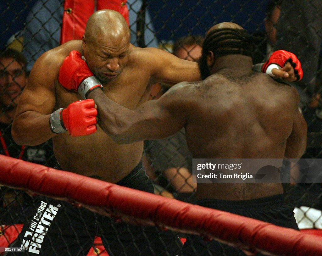 Ray Kimbo Slice Kimbo Slice traps Ray Mercer against the side of the cage and hits...  Fotografía de noticias - Getty Images