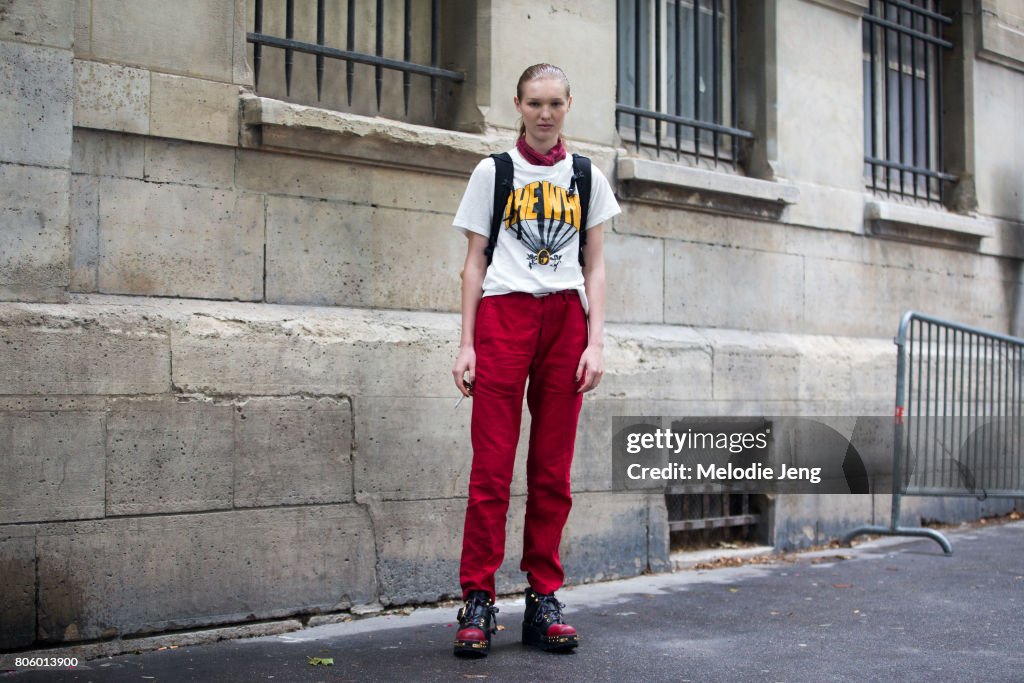 Street Style - Paris Fashion Week - Haute Couture Fall/Winter 2017-2018 : Day one