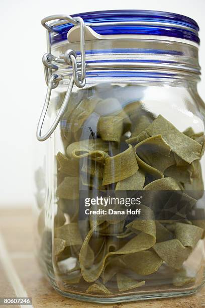 jar of spinach pasta - pasta agli spinaci foto e immagini stock