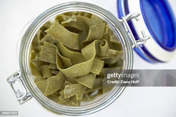 jar of spinach pasta - pasta agli spinaci foto e immagini stock