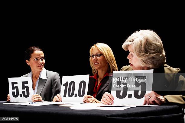 competition judge giving surprisingly high score - judge sports official stock pictures, royalty-free photos & images