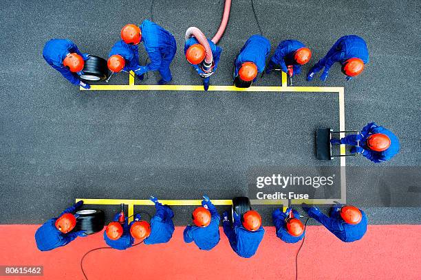 pit crew waiting for racecar - pit imagens e fotografias de stock