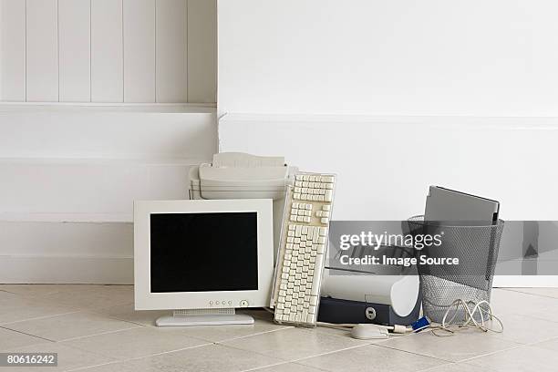 old equipos informáticos - desechos electrónicos fotografías e imágenes de stock