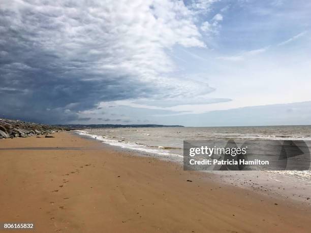 weather front at dymchurch beach - canal-de-la-mancha fotografías e imágenes de stock
