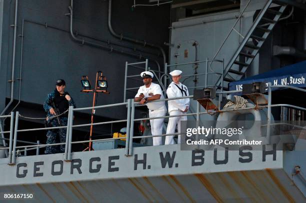 Soldiers stand on the US aircraft carrier, USS George H. W. Bush, as it docks at the Haifa port, on July 3, 2017. / AFP PHOTO / AFP PHOTO AND POOL /...