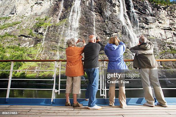 middle-aged couples photographing a waterfall - vieilles fesses photos et images de collection