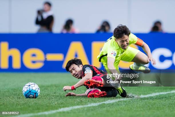 Urawa Reds Midfielder Ugajin Tomoya fights for the ball with FC Seoul Midfielder Go Yohan during the AFC Champions League 2017 Group F match between...