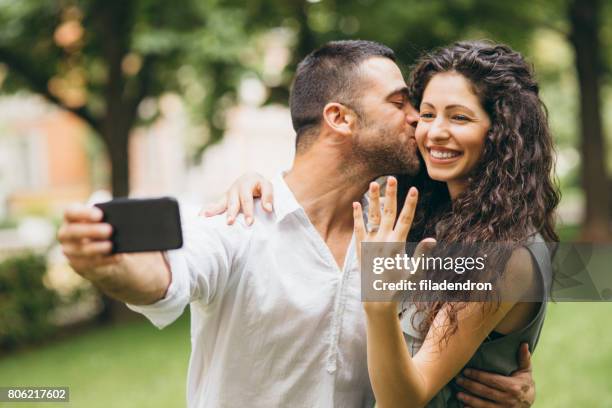 noivos, levando a uma selfie - man holding engagement ring - fotografias e filmes do acervo