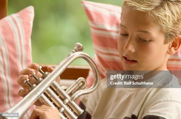 boy with trumpet - cheveux cuivre photos et images de collection