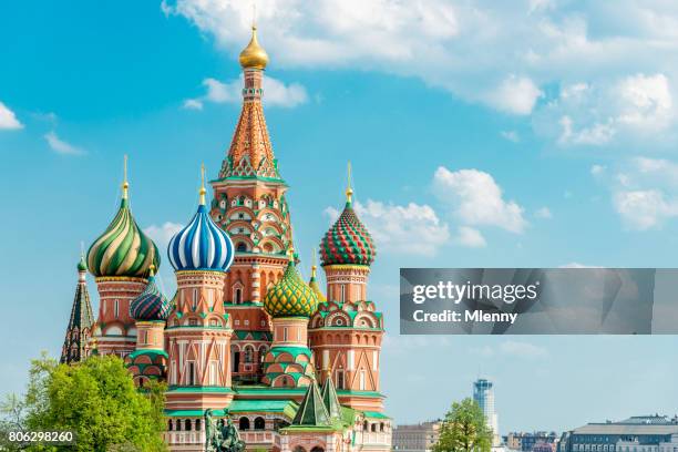 saint basil cathedral moscow in summer copy space russia - praça vermelha imagens e fotografias de stock