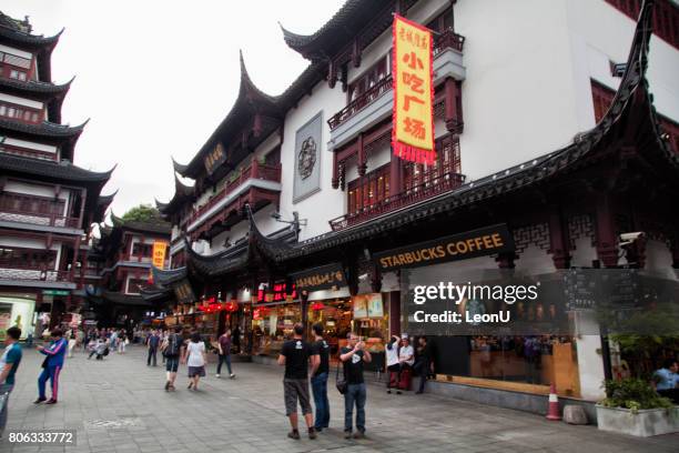 inside yu garden, shanghai, china - busy coffee shop stockfoto's en -beelden