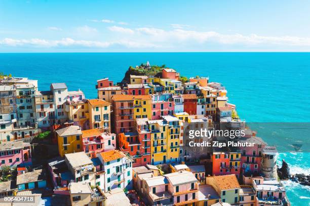 villaggio mozzafiato delle cinque terre, manarola, italia - colore descrittivo foto e immagini stock