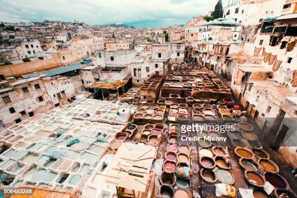 paisaje urbano de fez fez cuero curtiduría marruecos áfrica - fez marruecos fotografías e imágenes de stock