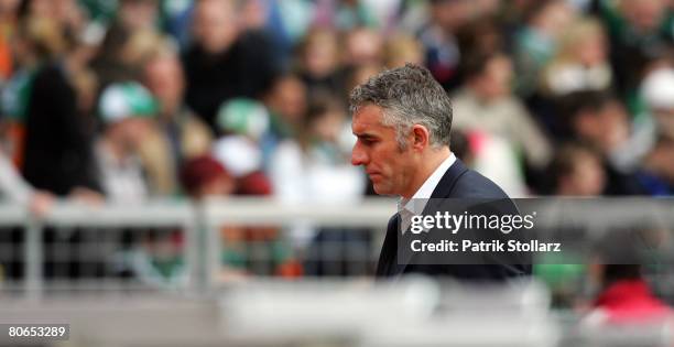 Mirko Slomka of Schalke leaves the pitch after the Bundesliga match between Werder Bremen and FC Schalke 04 at the Weser stadium on April 12, 2008 in...