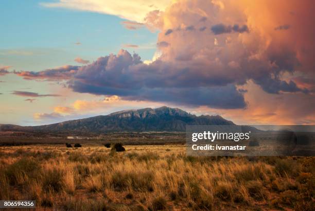 sandia berge bei sonnenuntergang - sandia mountains stock-fotos und bilder