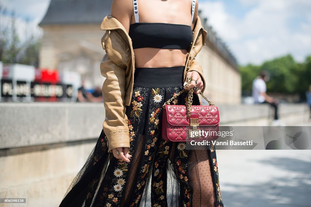 Street Style - Paris Fashion Week - Haute Couture Fall/Winter 2017-2018 : Day Two