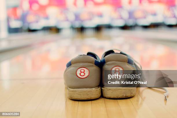 bowling shoes with reflections - number 8 fotografías e imágenes de stock