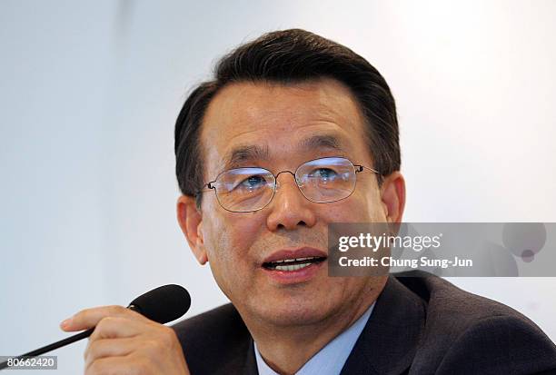South Korean Prime Minister Han Seung-Soo address the media during a press conference at the Seoul Foreign Correspondent Club on April 14, 2008 in...