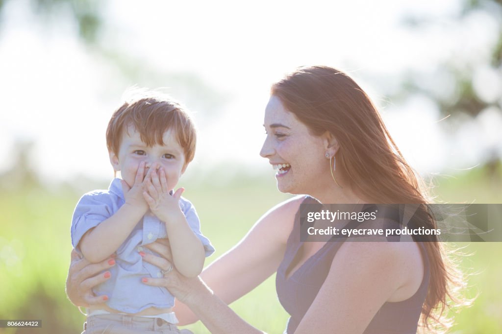 Joven americano familia madre con el niño de niño