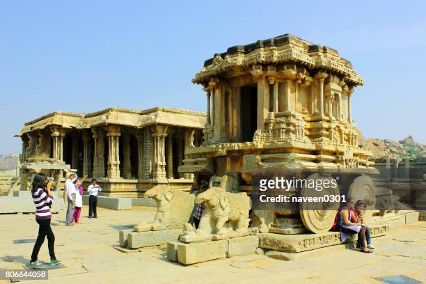 famous ancient stone chariot in vittala temple in hampi, karnataka, india - pune imagens e fotografias de stock