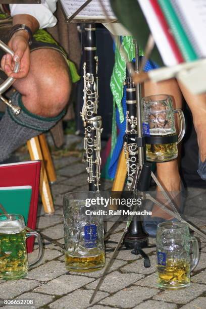 alemania baviera. costumbres, tradición y estilo de vida. clarinete instrumento de charanga. - bombardino drink fotografías e imágenes de stock