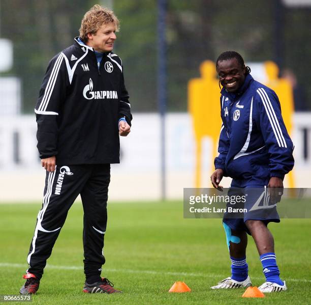 New coach Youri Mulder speaks with Gerald Asamoah during a FC Schalke 04 training session at the Veltins Arena on April 14, 2008 in Gelsenkirchen,...
