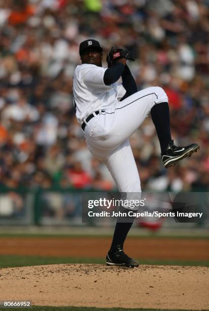 Dontrelle Willis of the Detroit Tigers pitches against the Chicago White Sox during a game on April 5, 2008 in Detroit, Michigan.