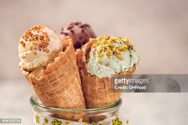 vanille, chocolade en pistache-ijs - ice cream cone stockfoto's en -beelden