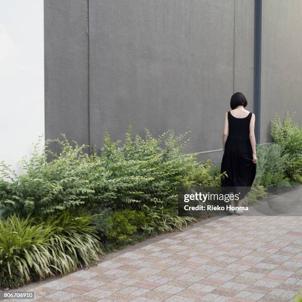 portrait of young woman,rear view - rieko honma stock-fotos und bilder