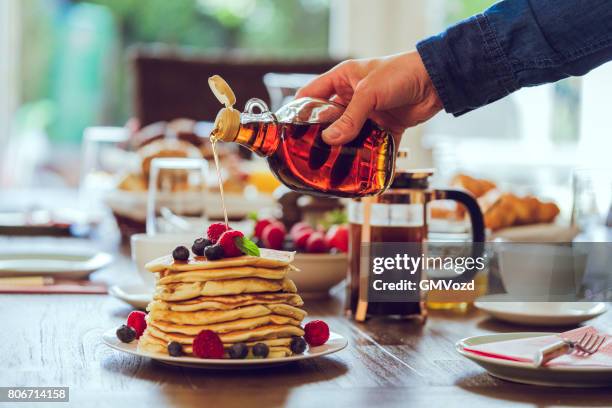 pila di pancake con sciroppo d'acero, bacche e caffè fresco - sciroppo dacero foto e immagini stock