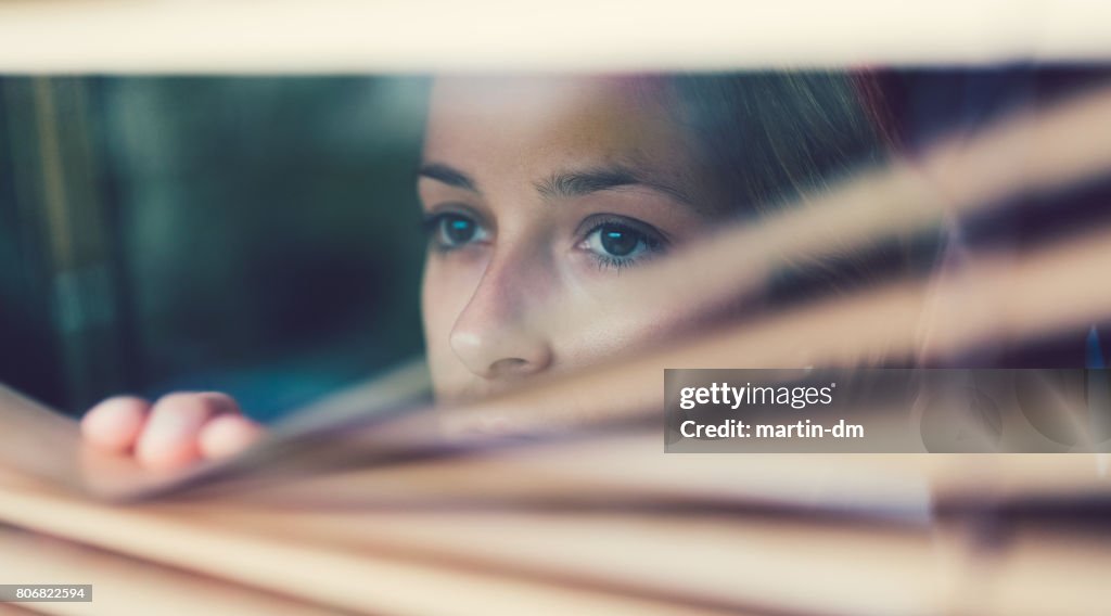Infeliz mujer mirando por la ventana