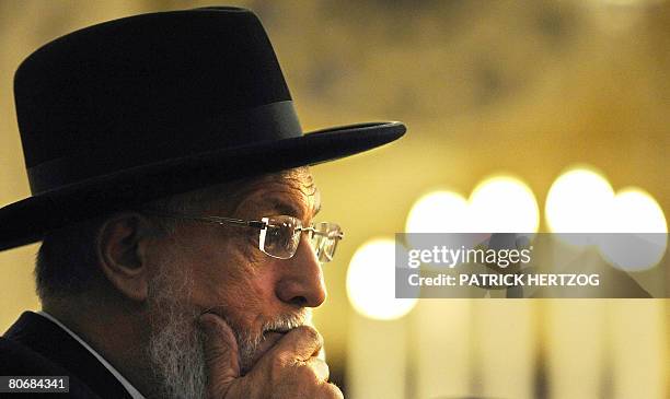 Joseph Sitruk, Grand Rabbin de France ?coute le discours du Premier ministre Francois Fillon, le 15 avril 2008 ? la Grande Synagogue de la Victoire ?...