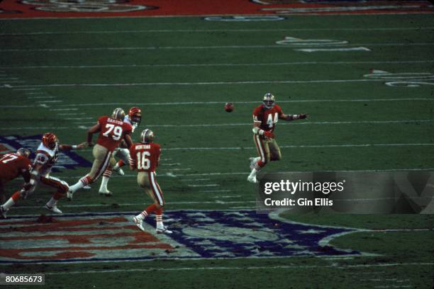 Fullback Tom Rathman of the San Francisco 49ers awaits a pass from quarterback Joe Montana against the Cincinnati Bengals in Super Bowl XXIII at Joe...