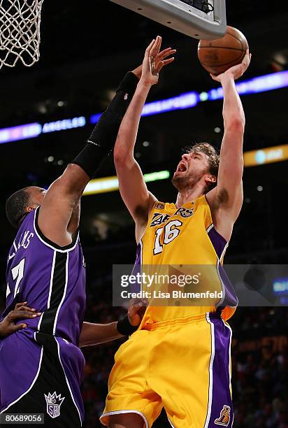 Pau Gasol of the Los Angeles Lakers puts a shot up against Sheldon Williams of the Sacramento Kings at Staples Center on April 15, 2008 in Los...