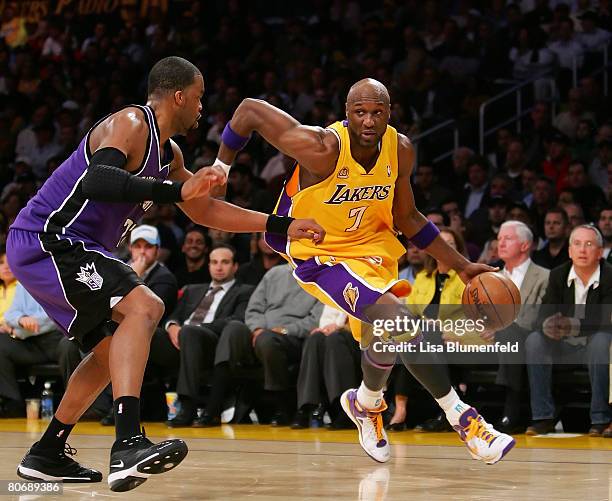 Lamar Odom of the Los Angeles Lakers drives against Sheldon Williams of the Sacramento Kings at Staples Center on April 15, 2008 in Los Angeles,...