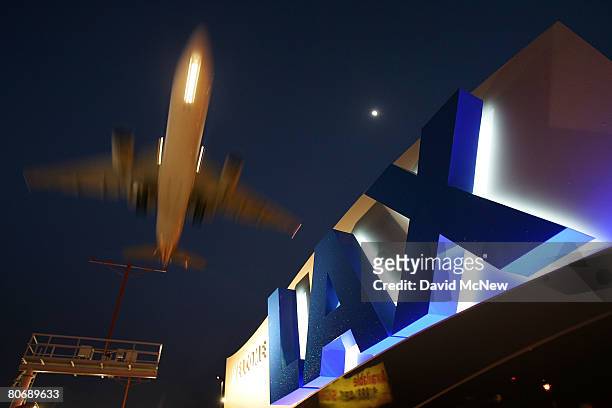 Jet comes in for landing at Los Angeles International Airport on April 15, 2008 in Los Angeles, California. With skyrocketing fuel prices and a weak...