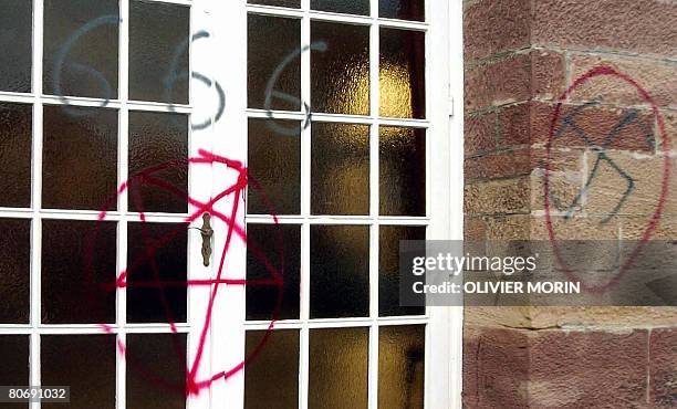 Photo de tags et inscriptions racistes sur la fa?ade de la mairie de Stotzheim, prise le 16 avril 2008. Selon le quotidien les Derni?res nouvelles...