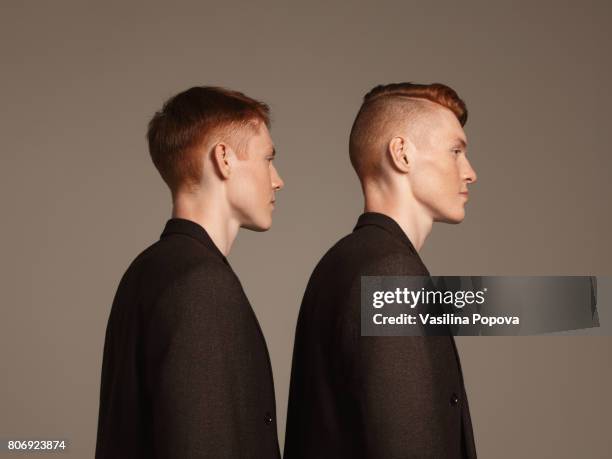 studio portrait of twins - twin photos et images de collection