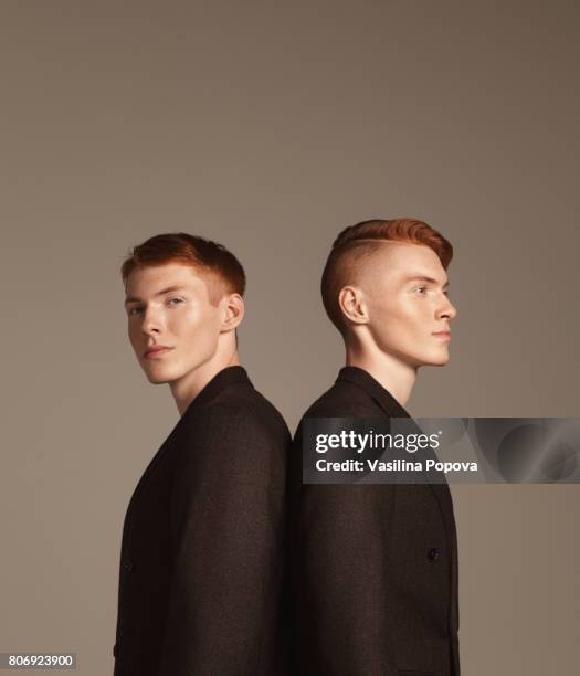 studio portrait of twins - gémellité photos et images de collection