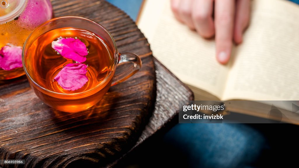 Lire et boire du thé
