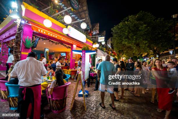 personas esperando en línea para entrar en el restaurante en la 5ta avenida, playa del carmen, méxico - cancun fotografías e imágenes de stock