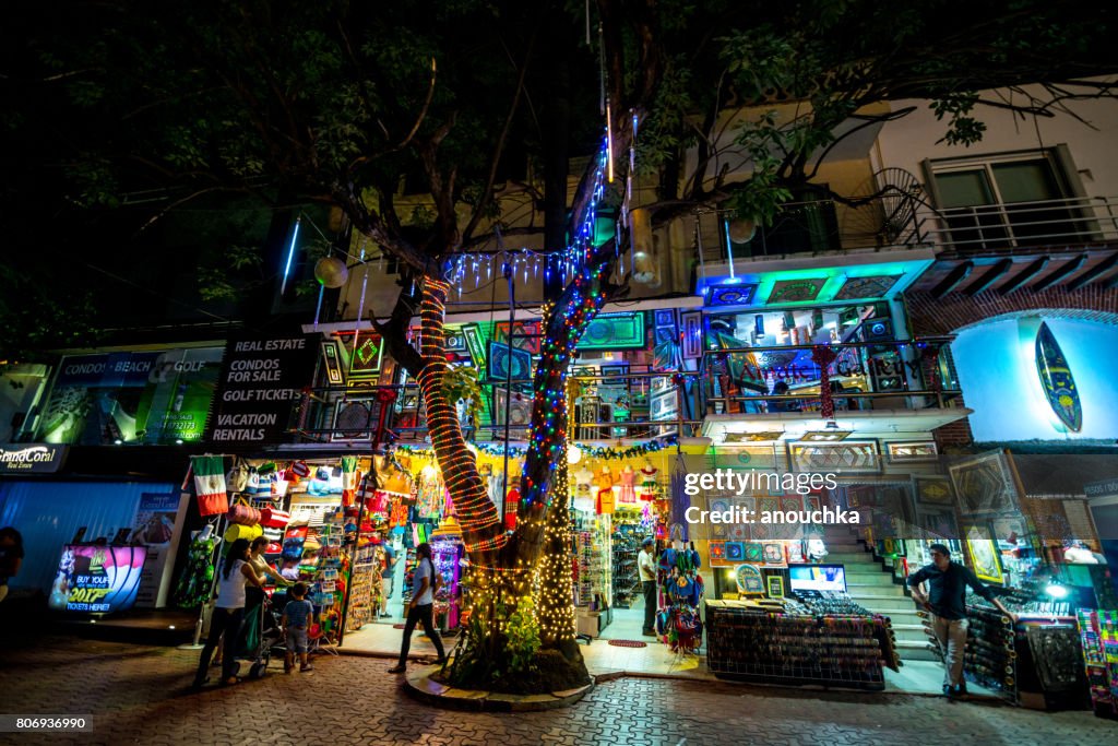 Fifth Avenue, de beroemde winkelstraat op Playa del Carmen, 's nacht verlicht