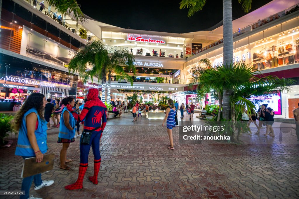 Hombre en traje de Spiderman en la 5ª Avenida, calle en Playa del Carmen, México comercial